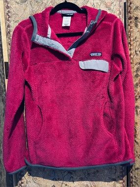 Patagonia Women’s Size M raspberry red fleece pullover with gray pocket flap
